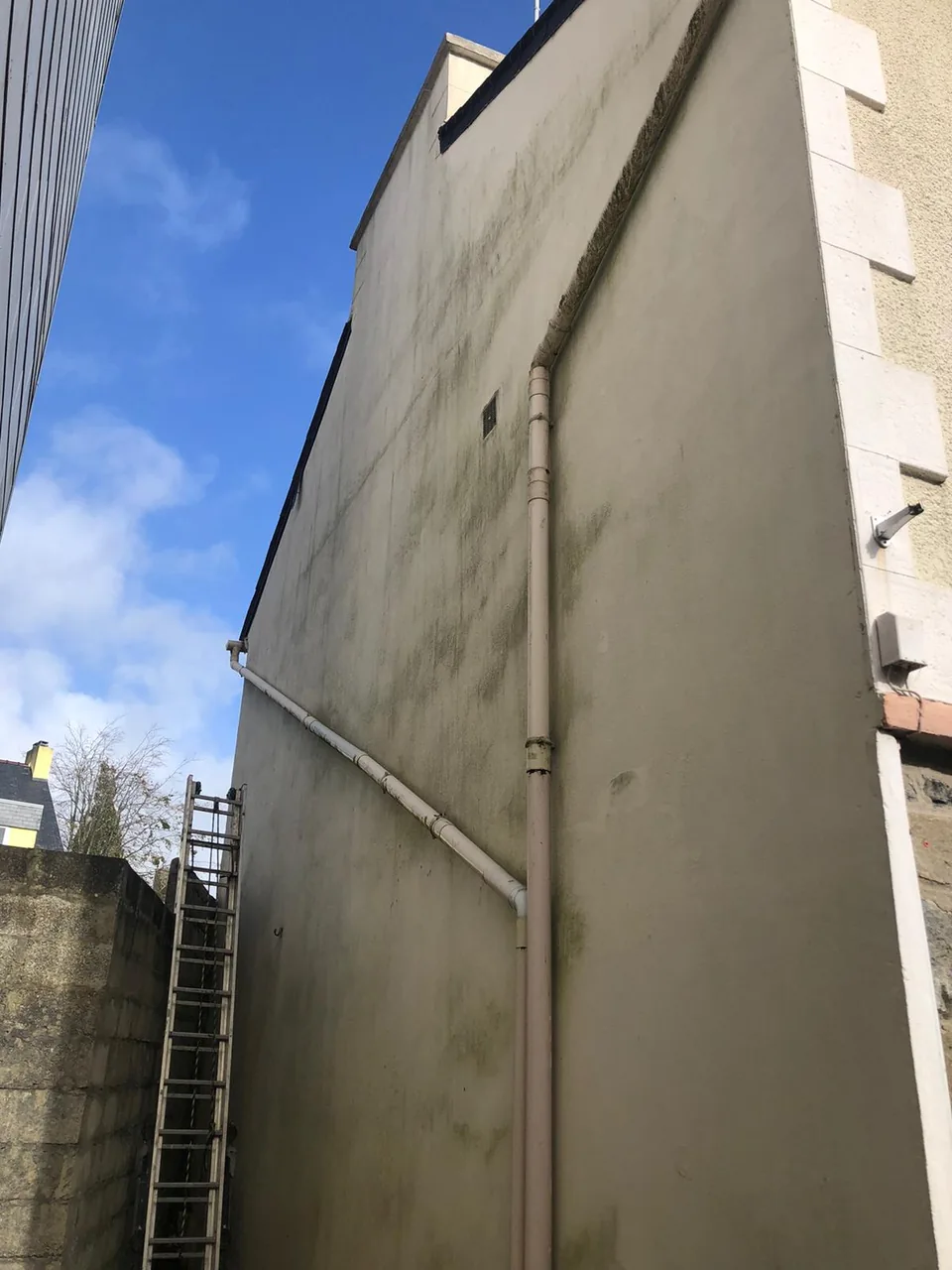 Avant — Façade avec enduit neuf